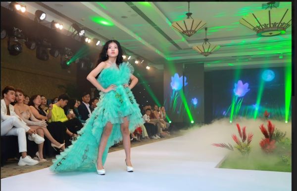 Nàng thơ mới đi ra trong đêm fahion show ‘Queen & Princess’