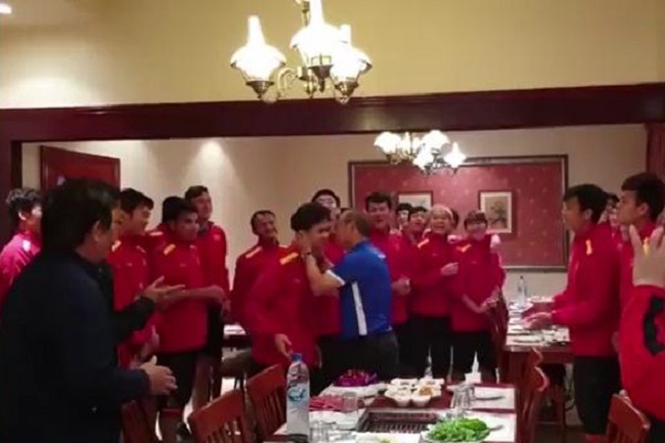 HLV Park Hang Seo khiến Công Phượng… ngượng chín mặt trong ngày sinh nhật