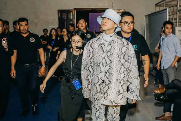 Sơn Tùng MTP gây náo loạn trong lần xuất hiện tối 10/11