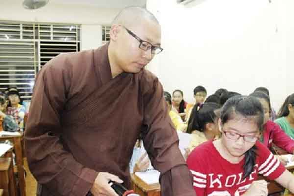 Vị sư thầy với những lớp luyện thi Ngữ Văn miễn phí