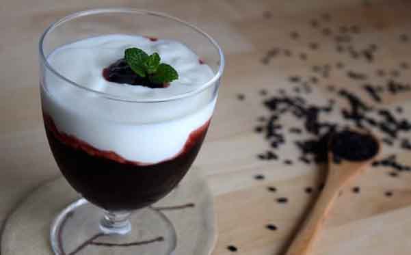 Làm sữa chua nếp cẩm chiêu đãi cả nhà