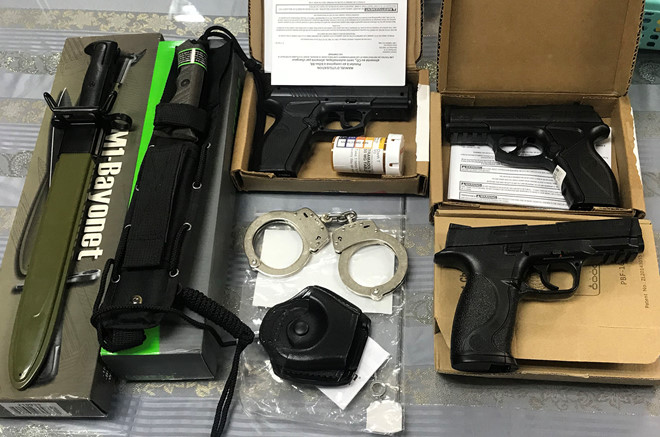 Hải quan Tân Sơn Nhất bắt người đàn ông mang 3 khẩu súng từ Mỹ về