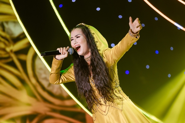 Võ Hạ Trâm cháy hết mình với hit ‘Về với em’ chào đón dàn sao Bollywood