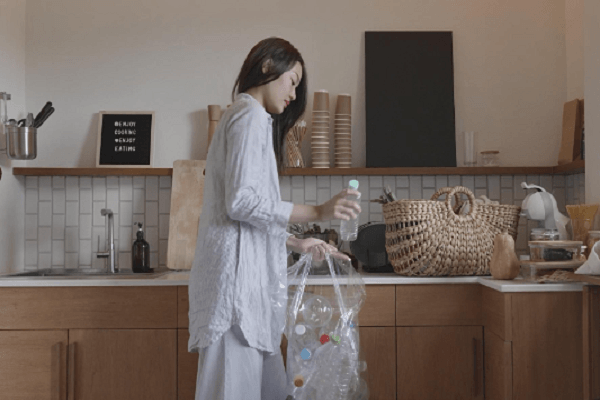 Thời trang bền vững từ chai nhựa tại trạm tái sinh