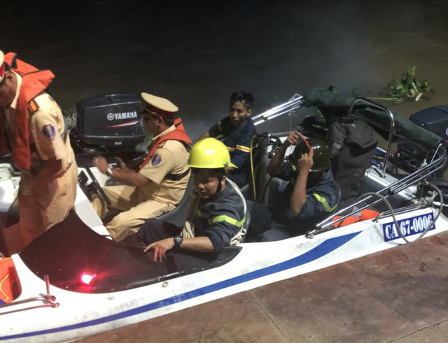 Một người chết khi cano tuần tra va chạm sà lan