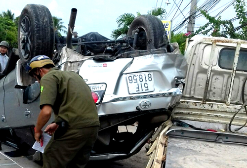 Sóc Trăng: Ô tô lật ngửa khiến bốn người bên trong sợ hãi