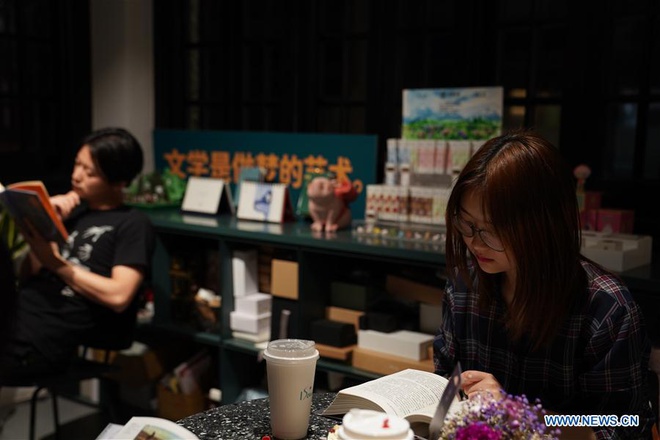 Dịch vụ đọc sách đêm khuya ‘đắt như tôm tươi’ ở Thượng Hải