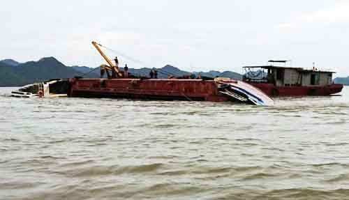 Hải Phòng: Mưa giông lật úp tàu