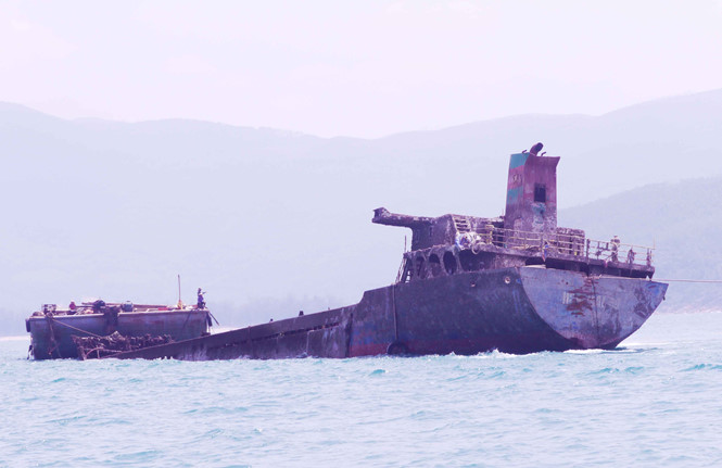 Trục vớt tàu hàng chìm dưới biển gần 6 tháng, hàu bám khắp nơi