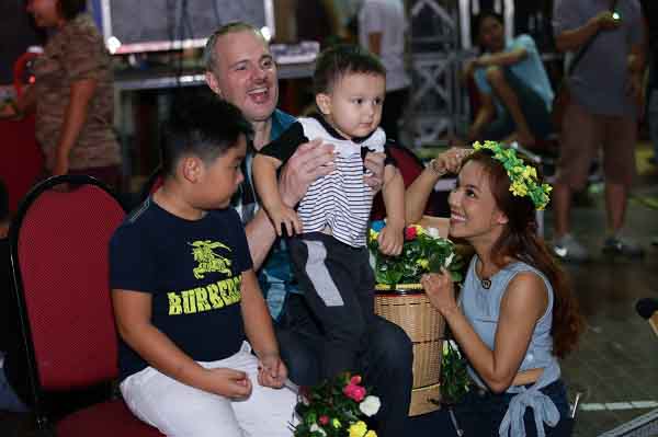 Chồng Tây cùng hai con ‘hộ tống’ Lý Thanh Thảo đi ghi hình