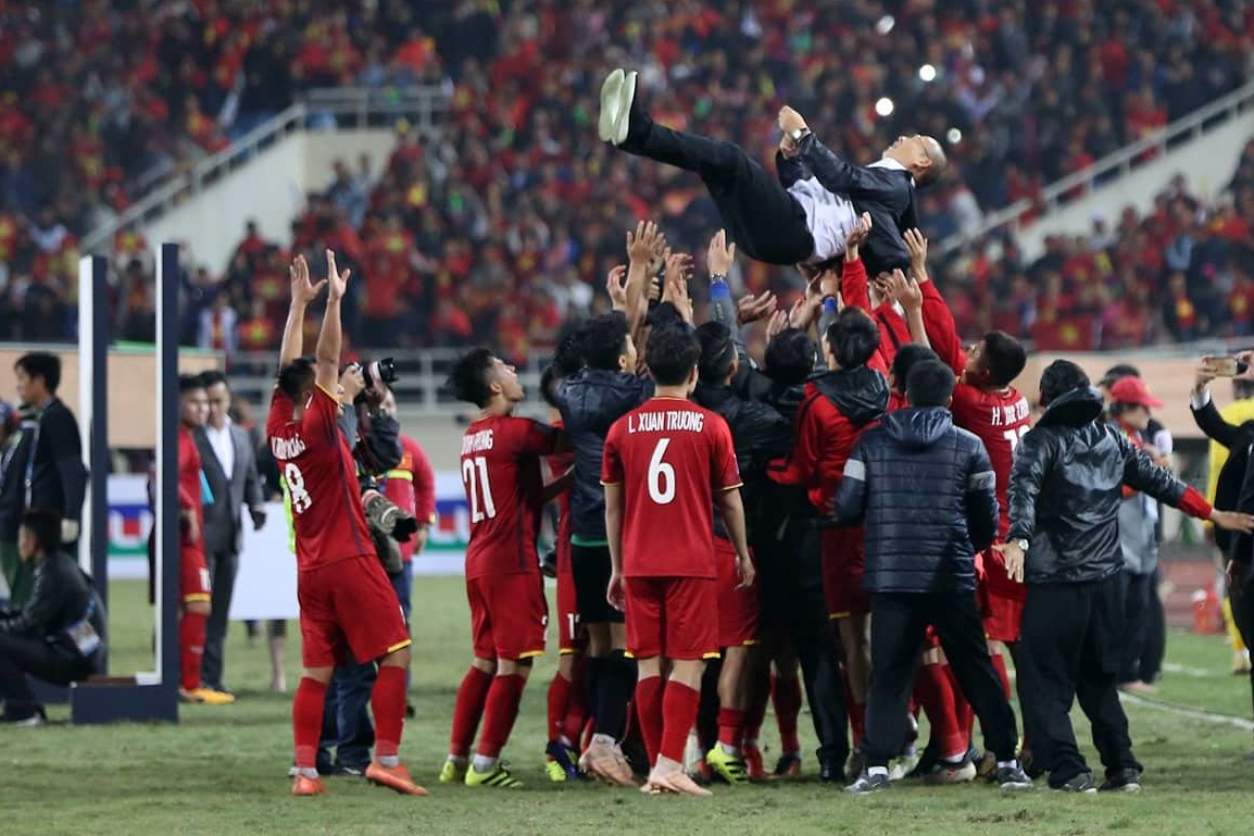 HLV Park Hang Seo được học trò công kênh sau chức vô địch