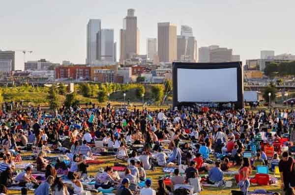 Dù dịch COVID-19 đã bớt, việc tụ tập đông người vẫn là nỗi ám ảnh