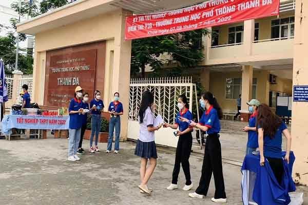 Ngày đầu diễn ra kỳ thi tốt nghiệp THPT năm 2022: Nỗi lòng phụ huynh