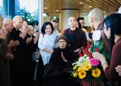 Thiền sư Thích Nhất Hạnh về Việt Nam với thần sắc thoải mái