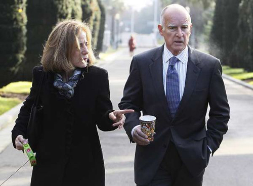 Dù lương 200 ngàn USD mỗi năm nhưng thống đốc này vẫn đi đôi giày suốt 25 năm