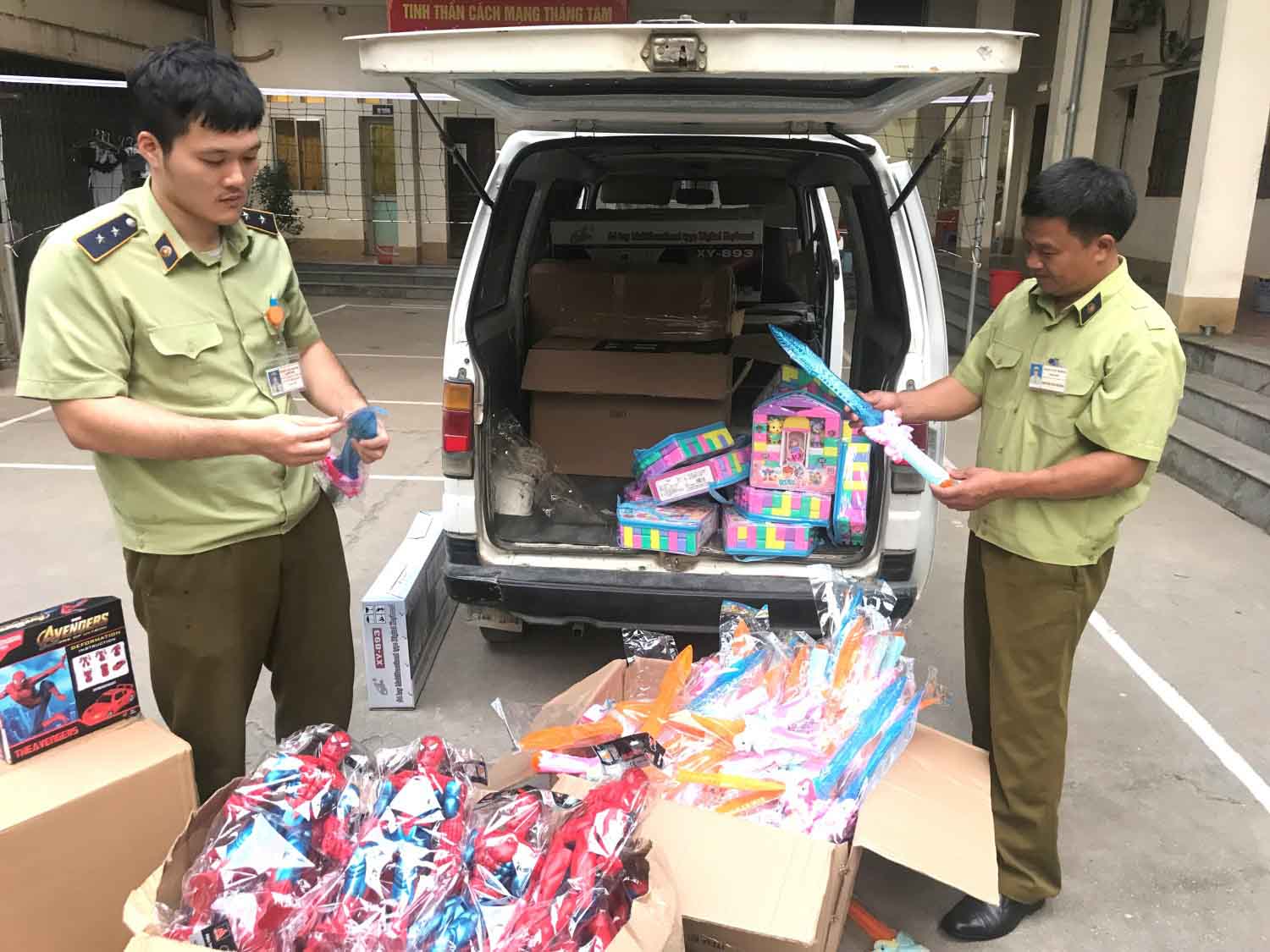 Thu giữ xe chở đồ chơi trung thu lậu từ Trung Quốc