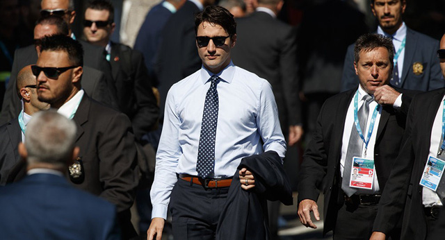 Nhận kính không khai báo nên thủ tướng Canada bị phạt