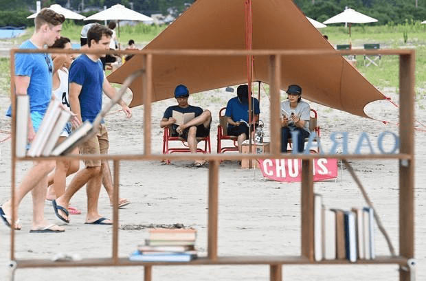 Nhật Bản mở thư viện trên biển cho người thích đọc sách trong dịch COVID-19