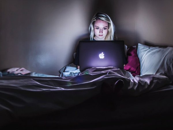 Phụ nữ thức khuya thường xuyên thì sẽ mắc bệnh gì?