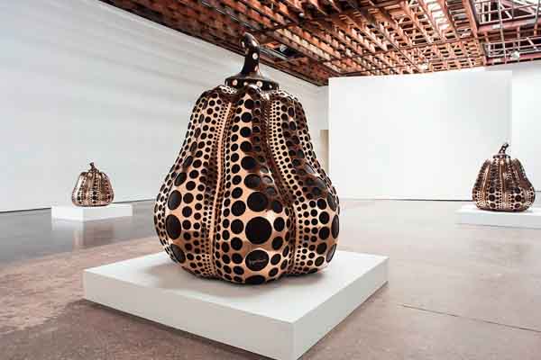 Ngắm nhìn bức điêu khắc hình quả bí ngô được bán hơn 80 tỷ đồng