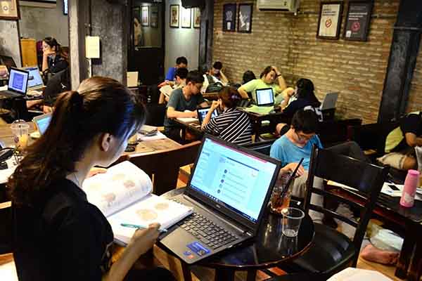 Quán cà phê 24/24 – nơi làm việc thâu đêm lý tưởng của giới trẻ