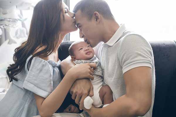 Soái ca nhí nhà Thúy Diễm – Lương Thế Thành ‘hot’ không kém bố mẹ trên mạng xã hội