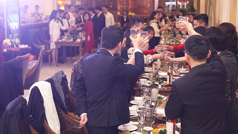 Tiệc tất niên cuối năm: Sợi dây gắn kết tình cảm