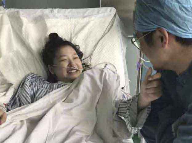 Sau bốn tháng hôn mê, một cô gái tỉnh dậy nhờ nam y tá ca hát bên cạnh