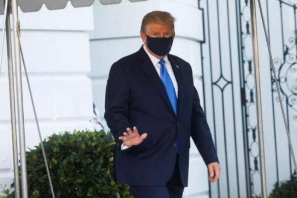 Ông Donald Trump bất ngờ xuất hiện ngoài bệnh viện, trấn an dư luận