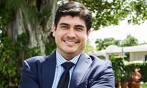 Tình yêu nhạc Rock và mê đọc Hemingway của tân Tổng thống Costa Rica