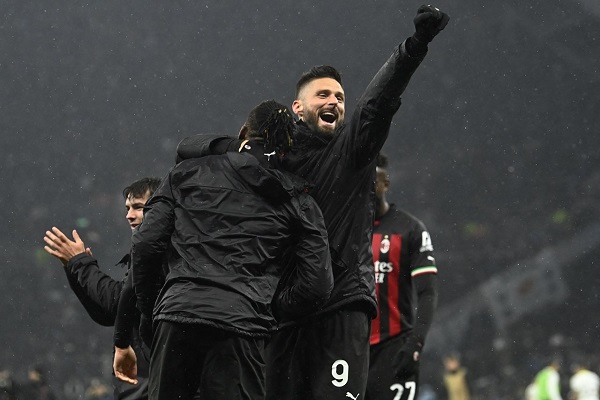 AC Milan giành quyền vào tứ kết Champions League sau 11 năm