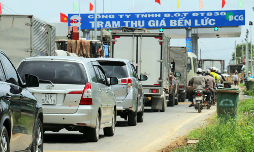 Lại ùn tắc tại BOT Bến Lức