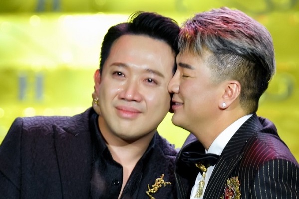 Trấn Thành khóc nức nở tại họp báo của Đàm Vĩnh Hưng, nói một điều khiến đàn anh cảm ơn rối rít