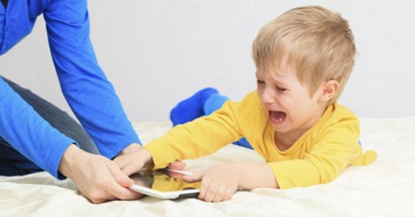 Cách giúp trẻ con xa rời tivi, điện thoại, ipad