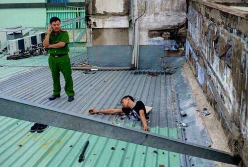 Đục mái tôn để trộm đồ, một thanh niên bị mắc kẹt