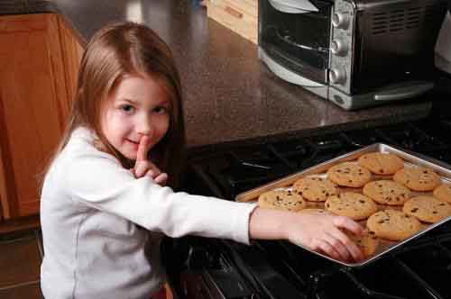 Hiểu rõ những lý do và cách khắc phục chuyện trẻ có tính ‘táy máy’ (Kỳ 1)