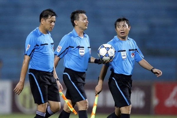 Tiết lộ gây “sốc” về mức lương của trọng tài V.League