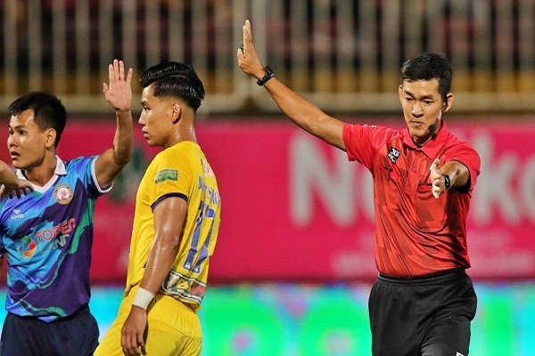 Trọng tài bắt trận HAGL với Bình Định bị treo còi đến hết mùa giải