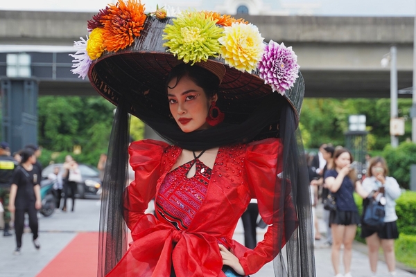 ‘Đụng hàng’ với Á hậu Kiều Loan, Nông Thuý Hằng vẫn nổi bần bật