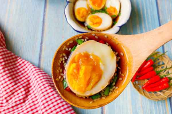 Học sao Việt làm món trứng lòng đào ngâm tương đang “gây sốt”