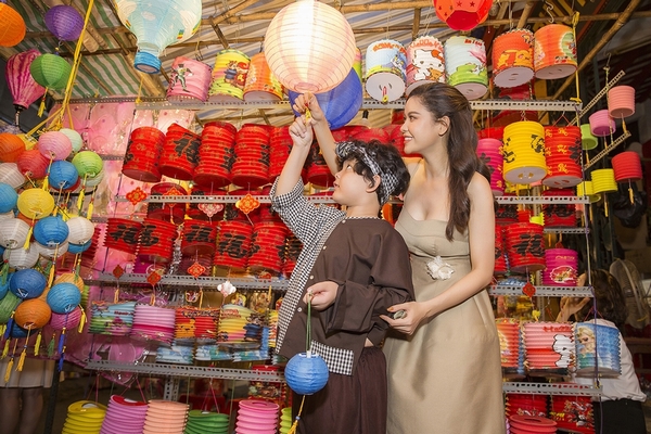 Con trai tíu tít khi Trương Quỳnh Anh đưa đi chơi Trung thu