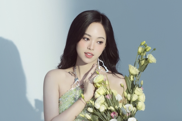 Á hậu Trịnh Thùy Linh khoe nhan sắc trong veo tuổi 21