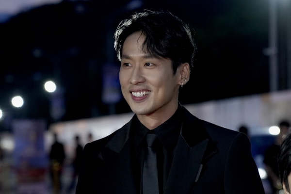 Tuấn Trần trở lại thảm đỏ sau hai năm ‘im hơi lặng tiếng’