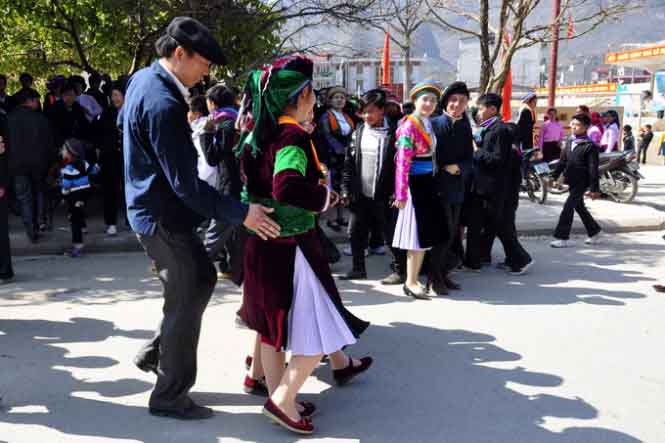 Phong tục cưới hỏi độc lạ của các dân tộc