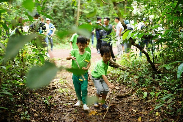 Cho con du lịch vùng đất lạ, cha mẹ cần chuẩn bị gì?