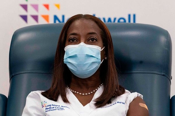 Dân Mỹ lạc quan và hi vọng với liều vắc xin Covid-19 đầu tiên