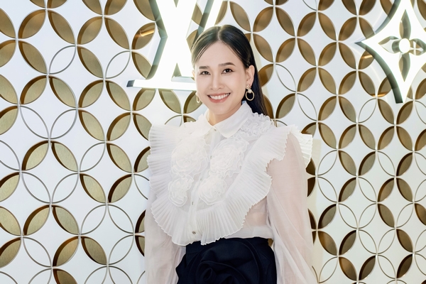 Hoa hậu Dương Mỹ Linh trẻ trung rạng rỡ sau 4 tháng sinh con