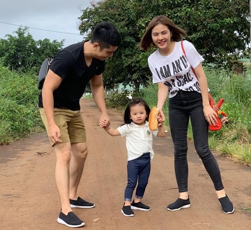 Con gái Vân Trang mới 2 tuổi đã biết phụ mẹ việc nhà