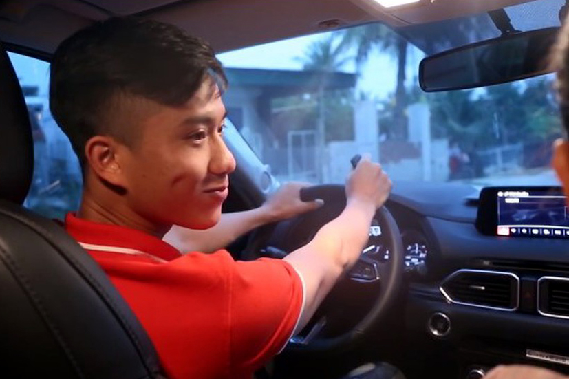 Phan Văn Đức mua xế hộp mới ‘tặng’ mẹ trước Tết Nguyên Đán