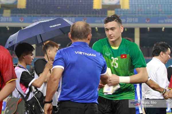 HLV Park Hang Seo nói điều gì trong giờ nghỉ giữa trận bán kết lượt về?